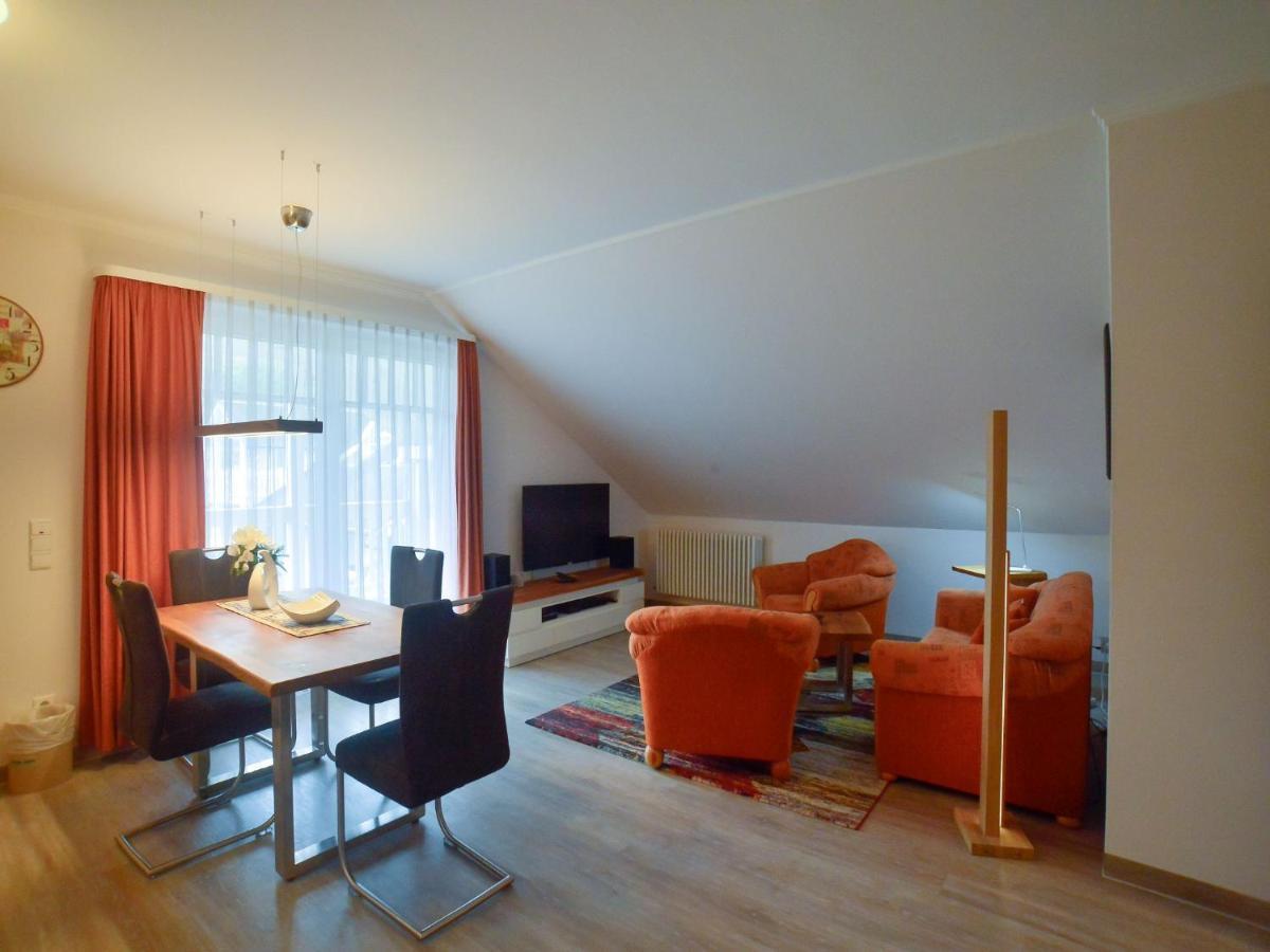 Komfort Mit 1 Schlafzimmer Und Balkon Im Dachgeschoss 147 *